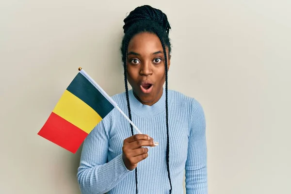 Mulher Afro Americana Com Cabelo Trançado Segurando Bandeira Bélgica Assustada — Fotografia de Stock