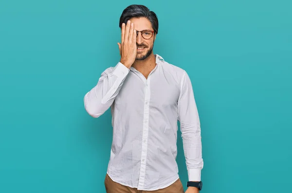 Junger Hispanischer Mann Mit Businesshemd Und Brille Die Ein Auge — Stockfoto