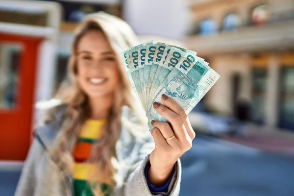 Joven Mujer Rubia Sonriendo Sosteniendo Billetes Reales Brasileños Ciudad — Foto de Stock