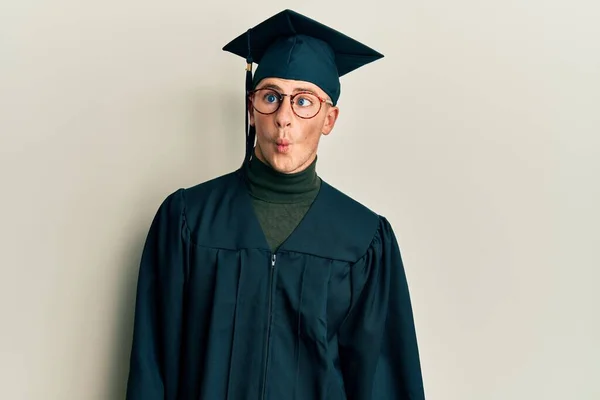 Junger Kaukasischer Mann Mit Diplommütze Und Zeremoniengewand Der Fischgesicht Mit — Stockfoto