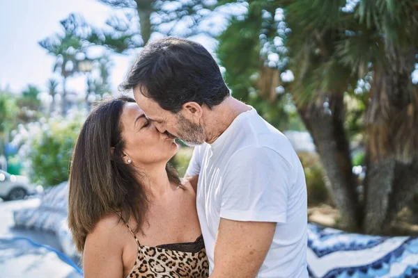 Homem Mulher Meia Idade Casal Abraçando Uns Aos Outros Beijando — Fotografia de Stock