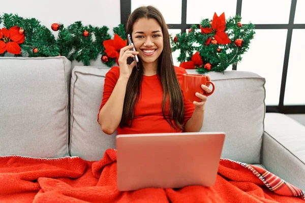 Jovem Mulher Latina Falando Smartphone Sentado Decoração Natal Casa — Fotografia de Stock