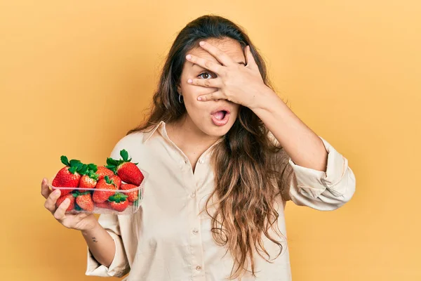 Ung Latinamerikansk Flicka Håller Jordgubbar Kikar Chock Täcker Ansikte Och — Stockfoto