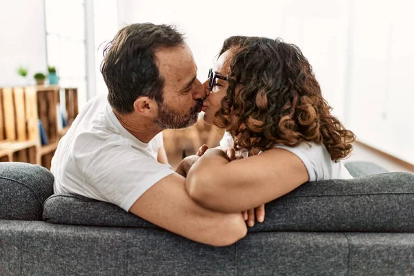Middelbare Leeftijd Hispanic Paar Zoenen Zitten Bank Thuis — Stockfoto