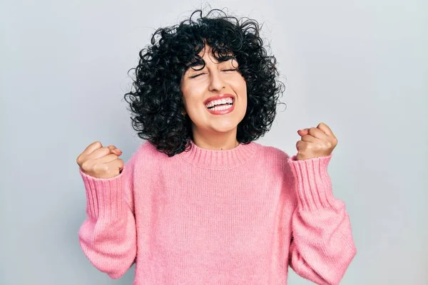 Junge Frau Aus Dem Mittleren Osten Lässiger Kleidung Sehr Glücklich — Stockfoto