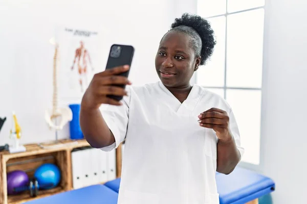 Junge Afroamerikanerin Physiotherapeutenuniform Bei Videotelefonie Klinik — Stockfoto
