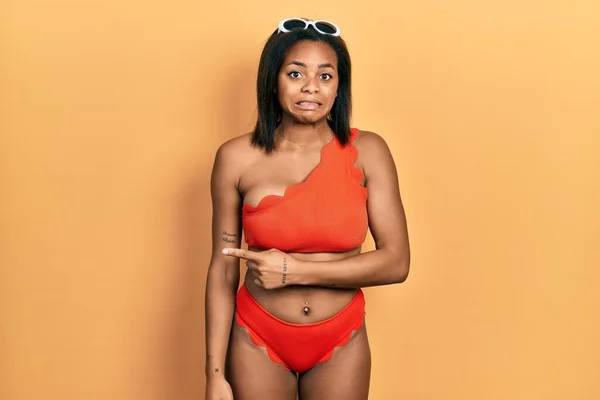 Genç Afro Amerikalı Kız Bikini Giyiyor Endişeli Endişeli Bir Şekilde — Stok fotoğraf