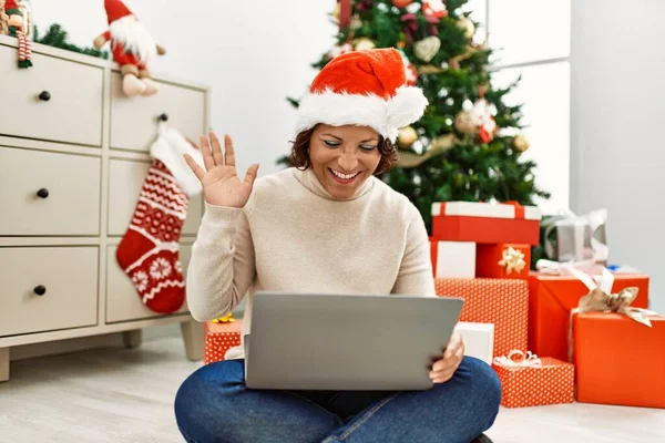 Giovane Uomo Ispanico Sorridente Felice Indossa Cappello Natale Piedi Casa — Foto Stock