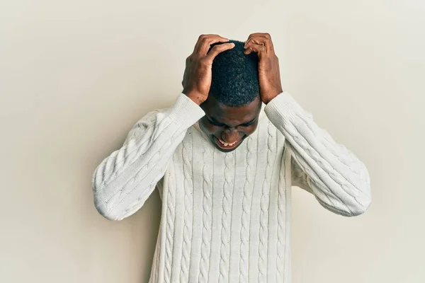 Genç Afro Amerikan Adam Gündelik Kıyafetler Giyiyor Baş Ağrısı Çekiyor — Stok fotoğraf