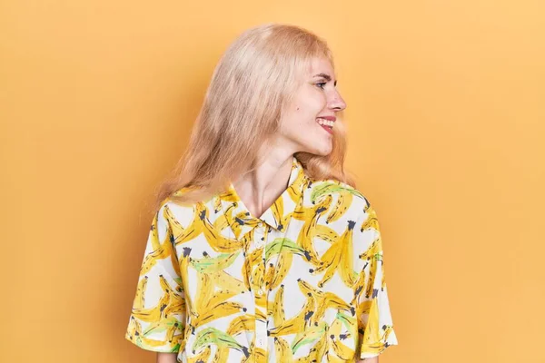 Beautiful Caucasian Woman Blond Hair Wearing Colorful Shirt Looking Away — Stock Photo, Image