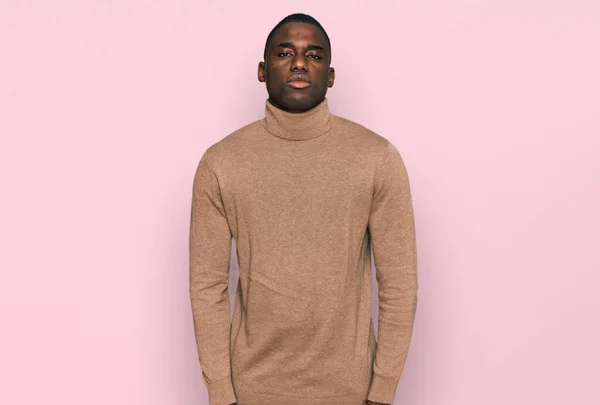 Jovem Afro Americano Vestindo Camisola Inverno Casual Relaxado Com Expressão — Fotografia de Stock