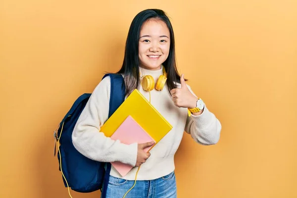 Jong Chinees Meisje Met Een Studentenrugzak Boeken Die Vrolijke Duimen — Stockfoto