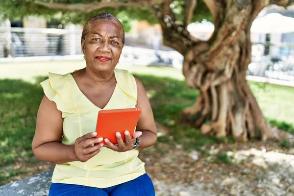 Sênior Africano Americano Mulher Usando Touchpad Sentado Banco Parque — Fotografia de Stock