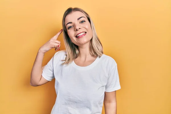 Hermosa Mujer Caucásica Vistiendo Camiseta Blanca Casual Sonriendo Haciendo Gesto — Foto de Stock