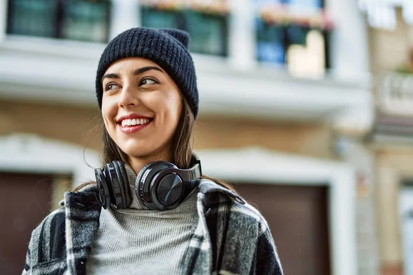 Jonge Spaanse Vrouw Glimlachen Gelukkig Met Behulp Van Koptelefoon Stad — Stockfoto