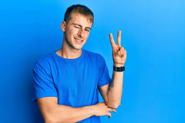 Jovem Caucasiano Vestindo Camisa Azul Casual Sorrindo Com Rosto Feliz — Fotografia de Stock