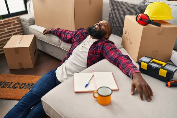 Молодий Афроамериканець Розслабився Сидячи Підлозі Новому Домі — стокове фото