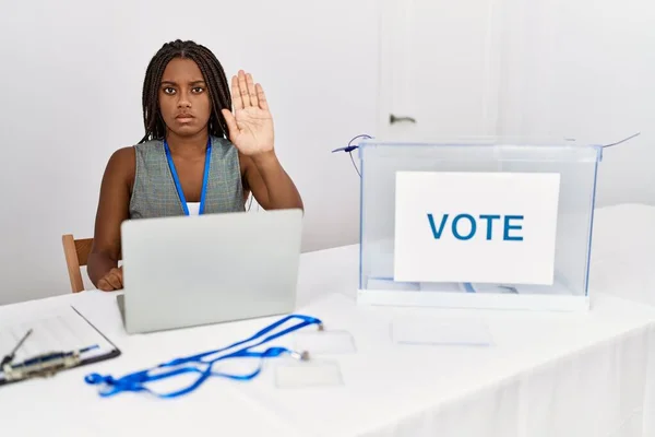 Giovane Donna Afroamericana Che Lavora Alle Elezioni Politiche Seduta Scrutinio — Foto Stock