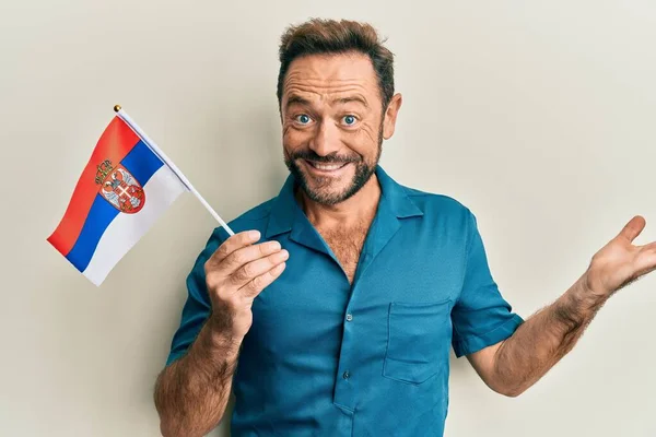 Homem Meia Idade Segurando Bandeira Sérvia Celebrando Realização Com Sorriso — Fotografia de Stock