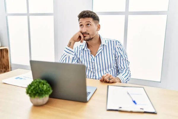 Jovem Homem Bonito Com Barba Trabalhando Escritório Usando Laptop Computador — Fotografia de Stock