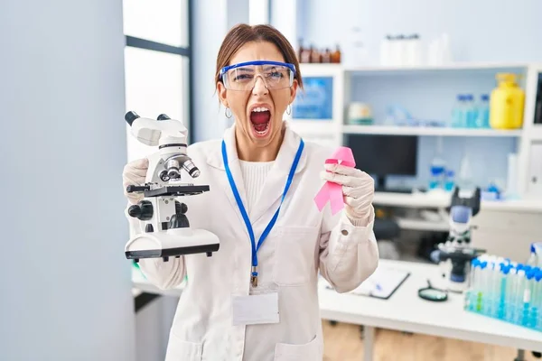 Jeune Femme Brune Travaillant Laboratoire Scientifique Tenant Ruban Rose Colère — Photo