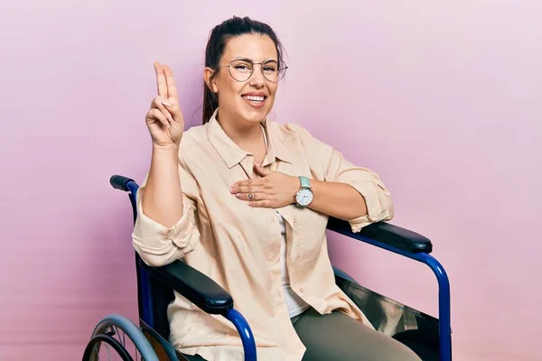 Junge Hispanische Frau Rollstuhl Lächelnd Fluchend Mit Hand Auf Brust — Stockfoto