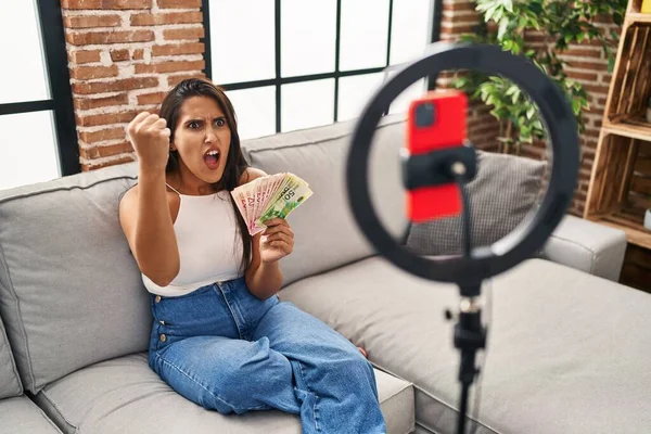 Jovem Hispânico Mulher Gravação Tutorial Com Smartphone Casa Irritado Frustrado — Fotografia de Stock