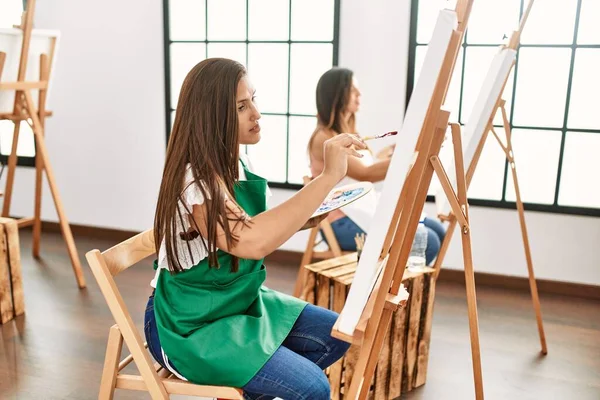 Dwóch Latynoskich Studentów Malarstwa Uśmiechniętych Szczęśliwym Malarstwem Szkole Artystycznej — Zdjęcie stockowe