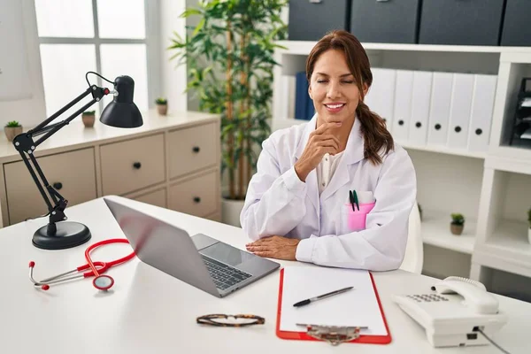 Mujer Latina Joven Vistiendo Uniforme Médico Que Trabaja Clínica — Foto de Stock