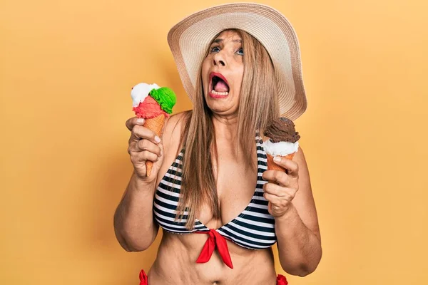 中世のヒスパニック女性を身に着けている夏のスタイルを保持するアイスクリーム怒っていると怒っている叫び不満と激怒 怒りで叫んで検索アップ — ストック写真
