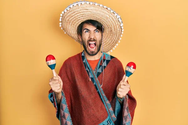 Ung Latinamerikan Man Bär Mexikansk Hatt Håller Maracas Arg Och — Stockfoto