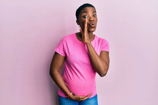 Mujer Afroamericana Joven Esperando Bebé Tocando Vientre Embarazada Mano Boca — Foto de Stock