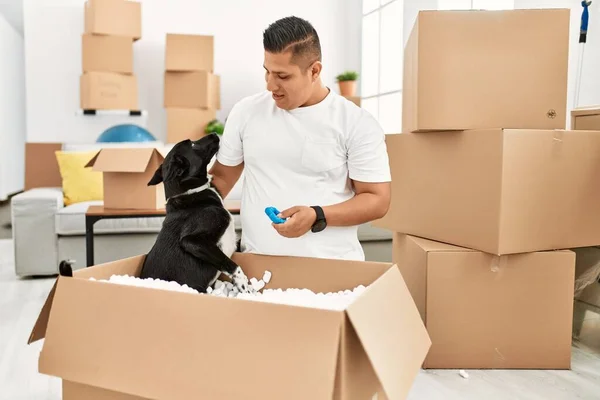 Joven Latino Sonriendo Feliz Unboxing Caja Cartón Nuevo Hogar Con —  Fotos de Stock