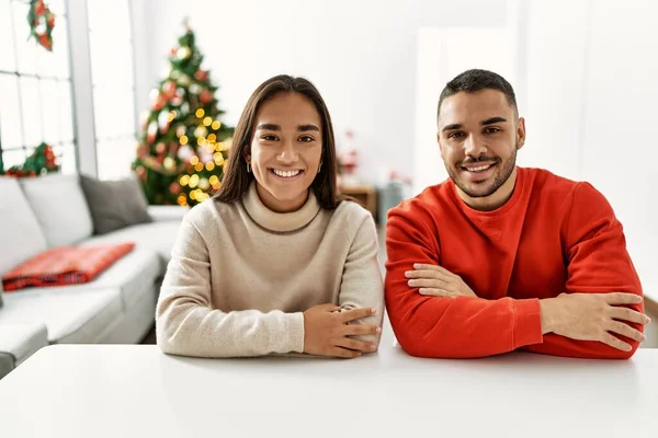 Jong Latijns Echtpaar Zit Tafel Door Kerstboom Gelukkig Gezicht Glimlachend — Stockfoto