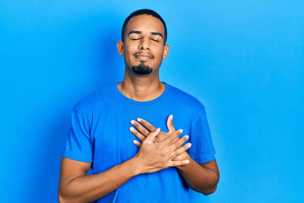 Jonge Afro Amerikaanse Man Draagt Casual Blauw Shirt Glimlachend Met — Stockfoto