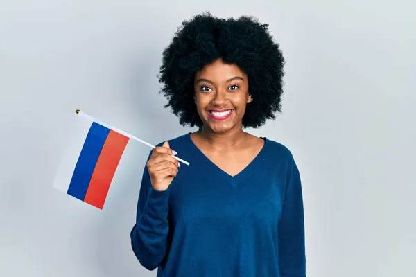 Ung Afrikansk Amerikansk Kvinna Håller Ryssland Flagga Ser Positiv Och — Stockfoto