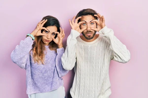 Junges Hispanisches Paar Lässiger Kleidung Das Versucht Die Augen Mit — Stockfoto