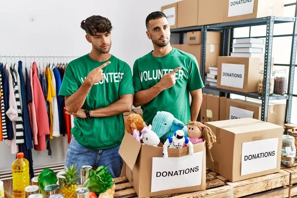 Joven Pareja Gay Vistiendo Camiseta Voluntaria Stand Donaciones Señalando Con —  Fotos de Stock