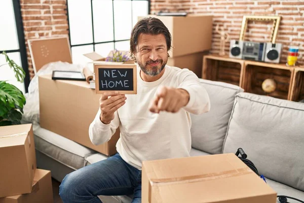 Bonito Homem Meia Idade Segurando Quadro Negro Com Novo Texto — Fotografia de Stock