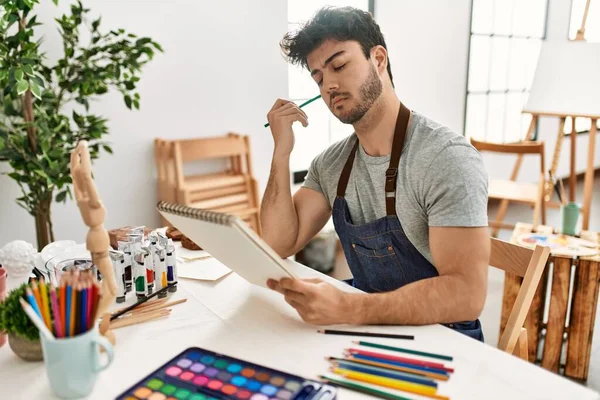 Jovem Artista Hispânico Homem Com Expressão Séria Pintura Estúdio Arte — Fotografia de Stock