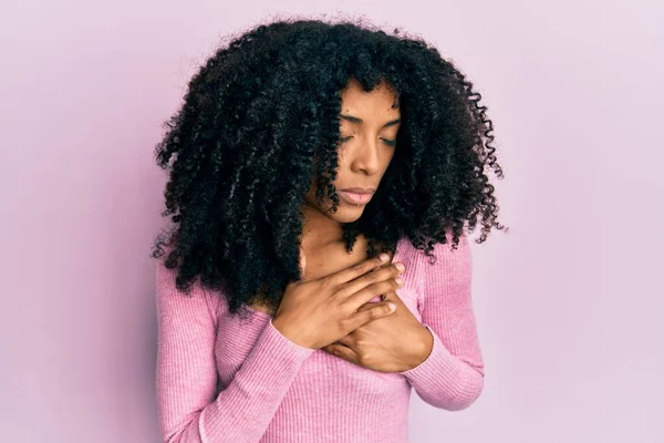 Африканская Американка Афро Волосами Обычной Розовой Рубашке Улыбается Руками Груди — стоковое фото