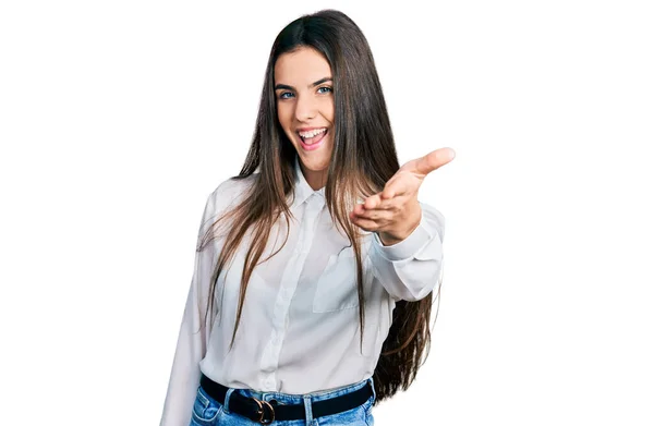 Jovem Adolescente Morena Vestindo Camisa Branca Negócios Sorrindo Amigável Oferecendo — Fotografia de Stock