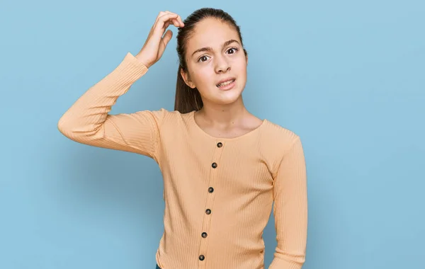 カジュアルなセーターを着て美しいブルネットの女の子は混乱し 質問について疑問に思います 疑いもなく頭に手を置いて考える 包括的な概念は — ストック写真