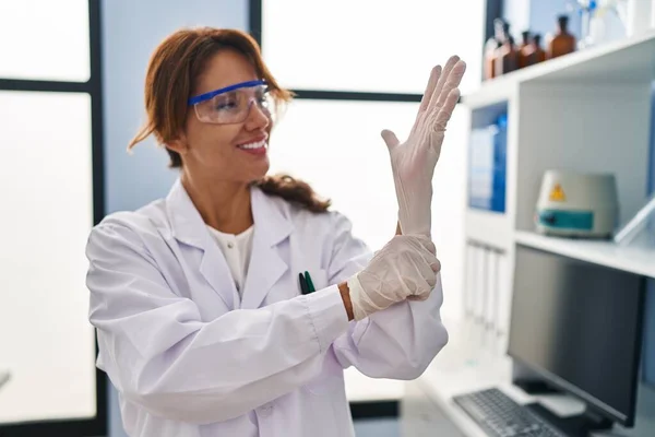 Jeune Femme Latine Portant Uniforme Scientifique Des Gants Laboratoire — Photo