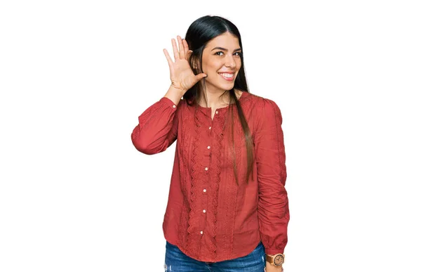 Young Hispanic Woman Wearing Casual Clothes Smiling Hand Ear Listening — Stock Photo, Image