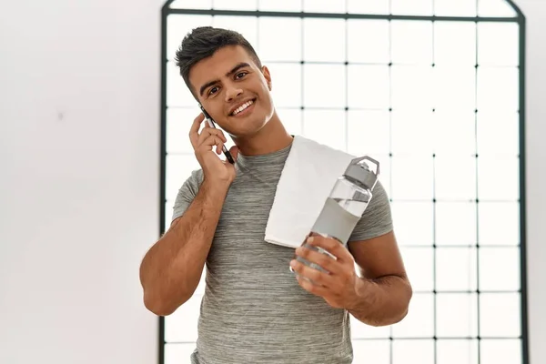 Jonge Spaanse Man Glimlachend Vol Vertrouwen Praten Smartphone Het Sportcentrum — Stockfoto