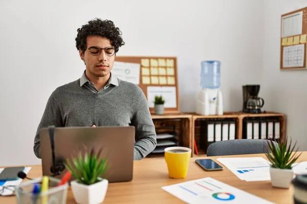 Joven Hombre Hispano Con Estilo Negocios Sentado Escritorio Oficina Con — Foto de Stock