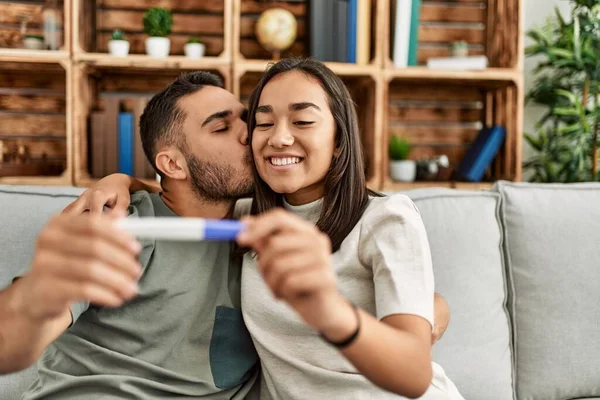 Jong Latijn Paar Glimlachen Gelukkig Uitziende Zwanger Testresultaat Thuis — Stockfoto