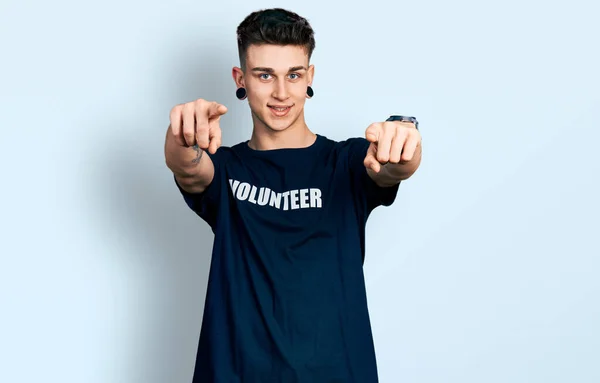 Jonge Blanke Jongen Met Oorverwijding Draagt Vrijwilliger Shirt Wijzend Naar — Stockfoto