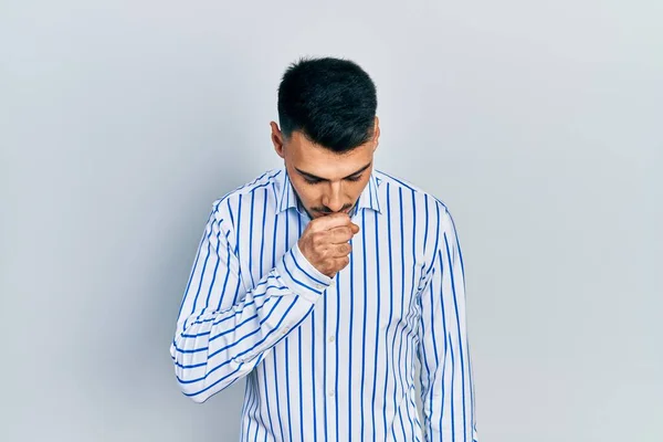 年轻的有胡子的惊慌男人穿着宽松的条纹衬衫 感觉不舒服 咳嗽是感冒或支气管炎的症状 保健概念 — 图库照片